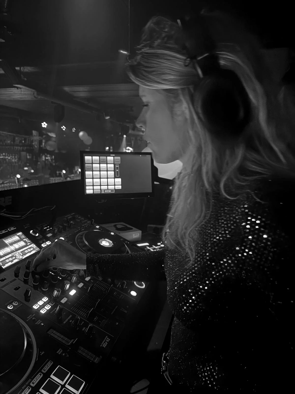 Armara achter de decks tijdens een clubnacht